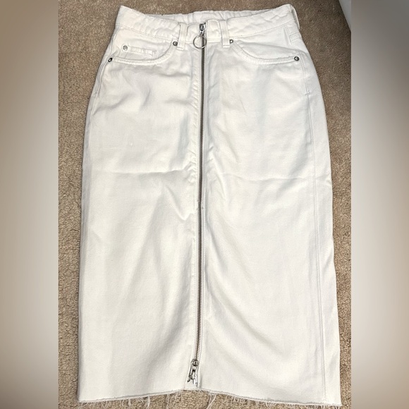 ⭐️NWOT⭐️H&M knee length denim skirt with zipper - Picture 2 of 3